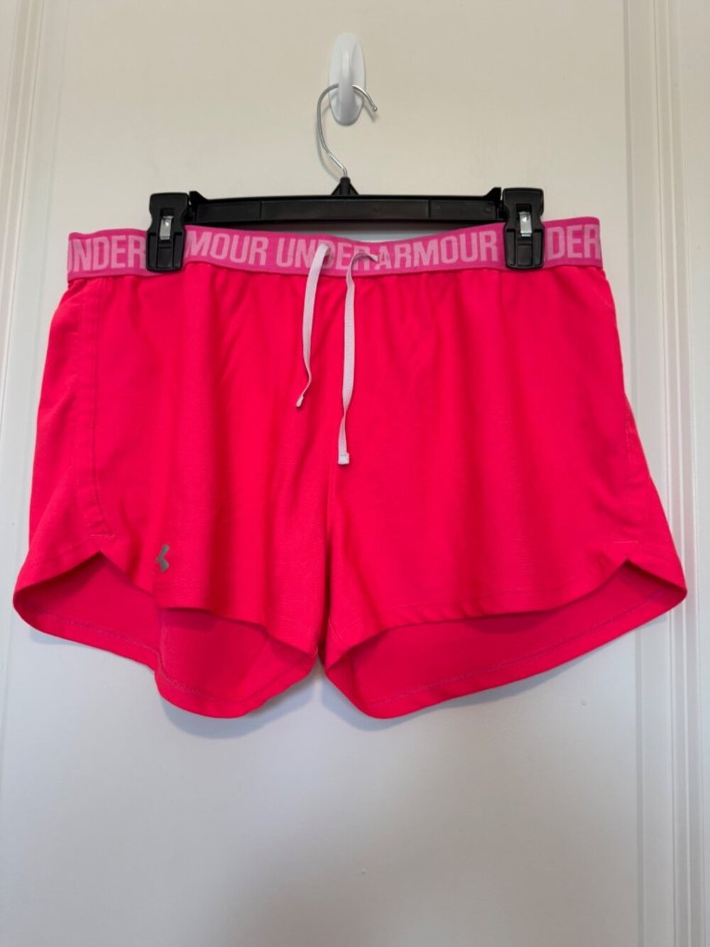 Under Armour Womens HeatGear Shorts Size Large Pink Athletic Wear
